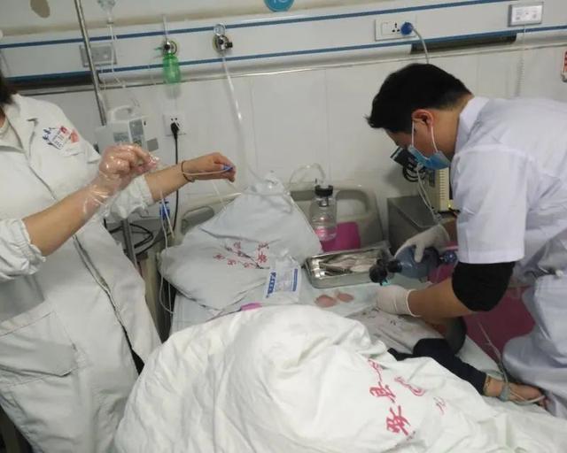 贵州卫视|2岁娃抽搐不止，口吐鲜血差点没命！…这东西很多人家里都有