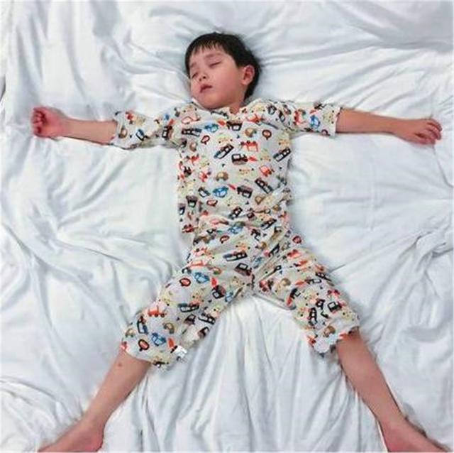 逗比大家庭|孩子的四种睡姿暗示不同性格，若你家娃是第一种，就偷着乐吧