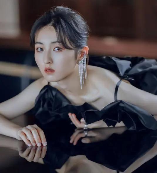 肆无忌惮的美|女星瘦到多少斤上镜才能毫不费劲？张子枫竹竿腿比张韶涵还过分了