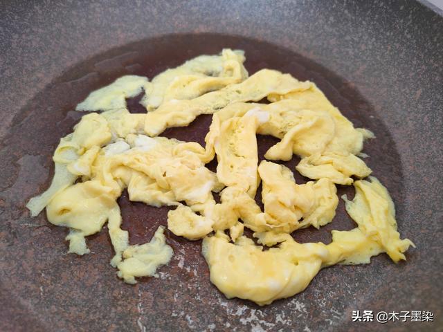 韭菜炒鸡蛋，加1勺它，鲜味倍增，家人说：有海鲜的味道