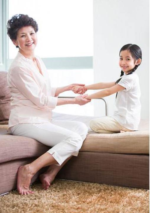 超级宝妈|奶奶一次给娃几百元的零花钱，妈妈却很生气：孩子的金钱观已被毁