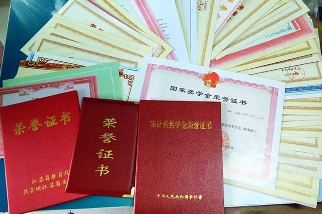 「超级宝妈」看到满地的奖状和证书，再看女孩的工作和收入，网友：我酸了