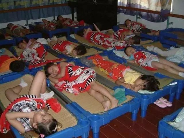 「暖先生格调」老师把3岁女儿照片发群里，妈妈看后心里不是滋味，要求园方道歉
