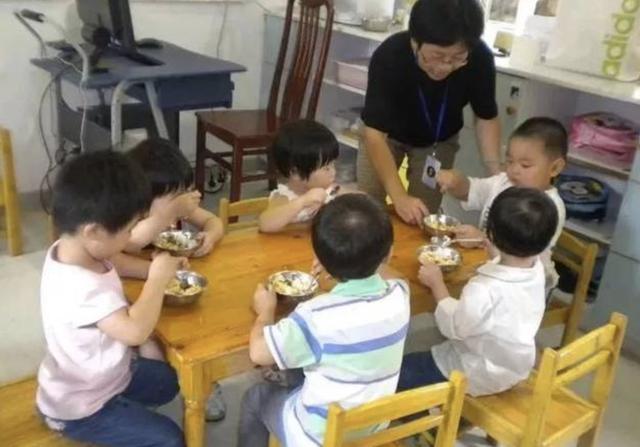 孩子在幼儿园饭量增大，看到老师拍的午餐照后，妈妈备受打击