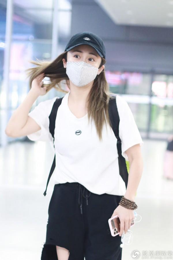 刘芸牵儿子现身机场 Jagger帮妈妈推行李乖巧可爱|电影工厂