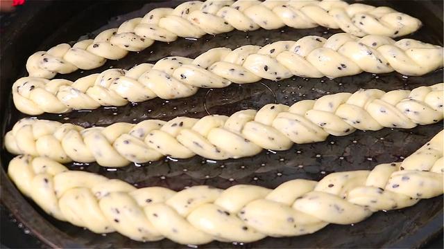 早餐别吃包子了，面粉里加入一把黑芝麻，比包子好吃，营养又美味