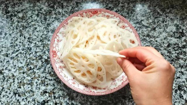 莲藕皮饺子，制作简单，焦香鲜美，好吃还有营养，家人都很喜欢吃