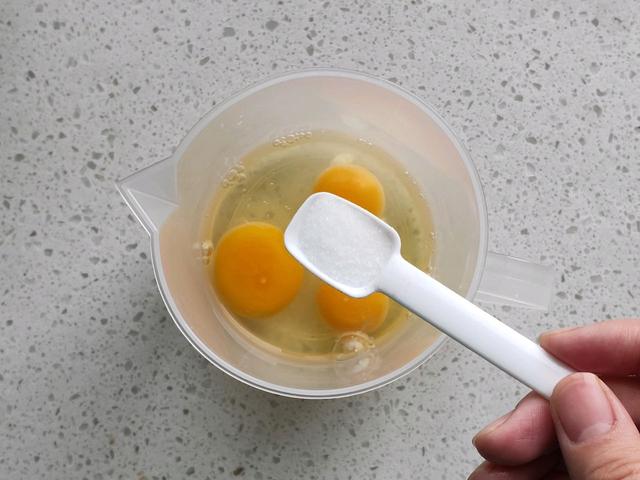 奶香鸡蛋饼，不加一滴水，面饼松软口味香甜，简简单单营养早餐