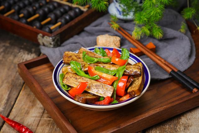 辣椒炒豆干，香辣鲜香超下饭，口感爽脆又软嫩，做法简单的家常菜