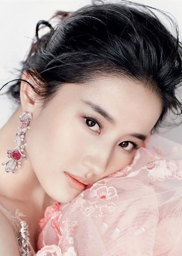 一直以为刘亦菲是国内最漂亮女星:直到我看到她年轻时