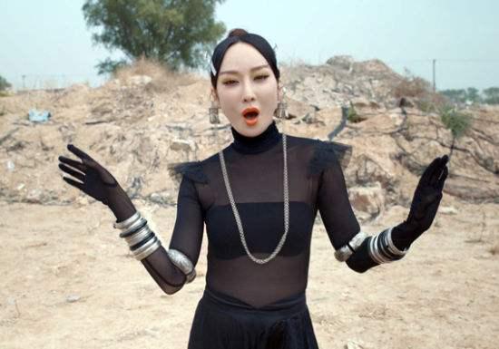 苞米地蒙面侠|萨顶顶“真人”长啥样？卸妆后“神婆变玉女”，网友：早这样多好