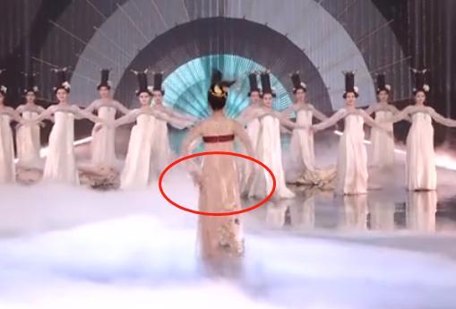 喵酱|热舞时上衣不慎滑落，佟丽娅淡定2招救场，这情商绝了