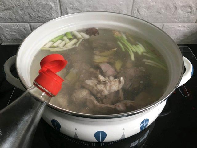 天气寒冷，给家人做一锅兔肉锅，味道超好，营养丰富