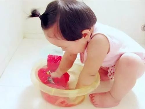 雾里看小花▲给宝宝洗衣服不当！害孩子！