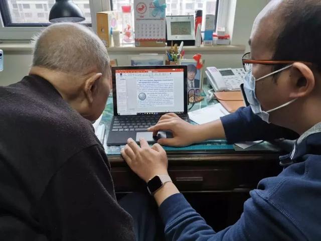 中国教育报▲95岁清华教授开直播授课上热搜，网友：我再也不逃网课了