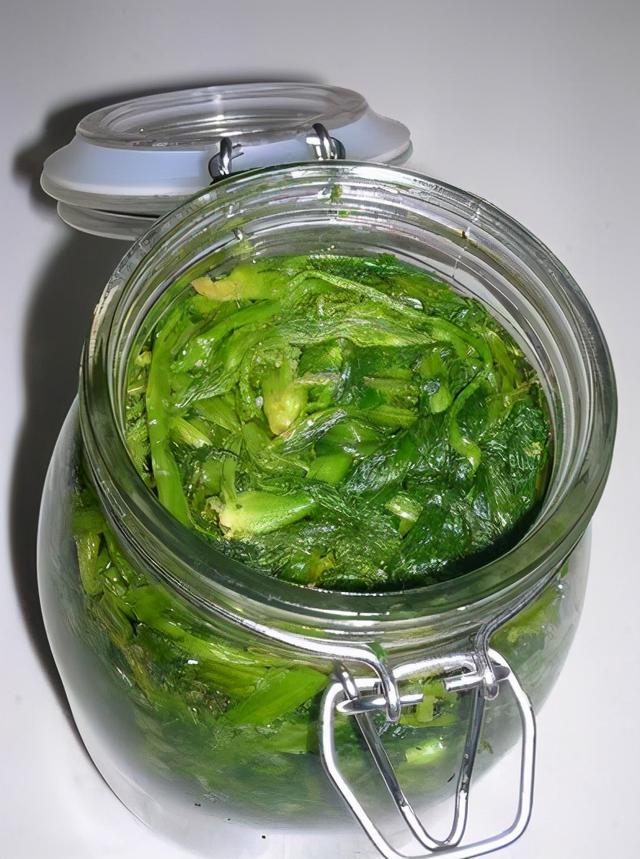 腌雪里蕻，不能直接撒盐！这3步是关键，颜色碧绿，味咸香而不酸