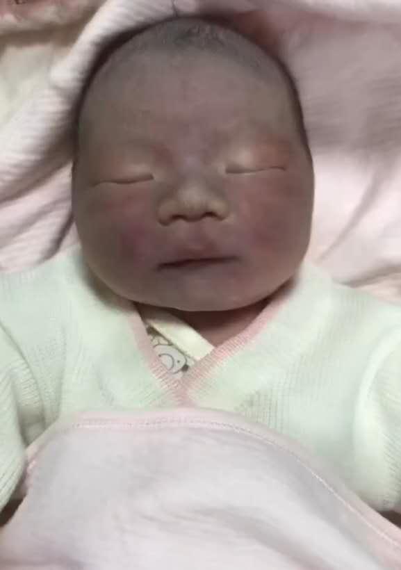超级宝妈|宝妈生下“黑宝宝”，自嘲孕期吃太多黑芝麻，孕期习惯需多注意