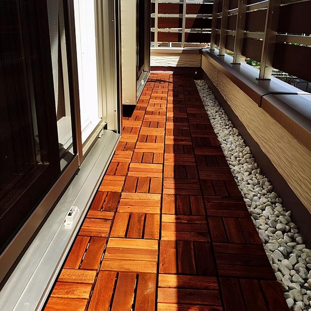 你家的阳台别就知道瓷砖，用鹅卵石搭配防腐木，效果更时尚