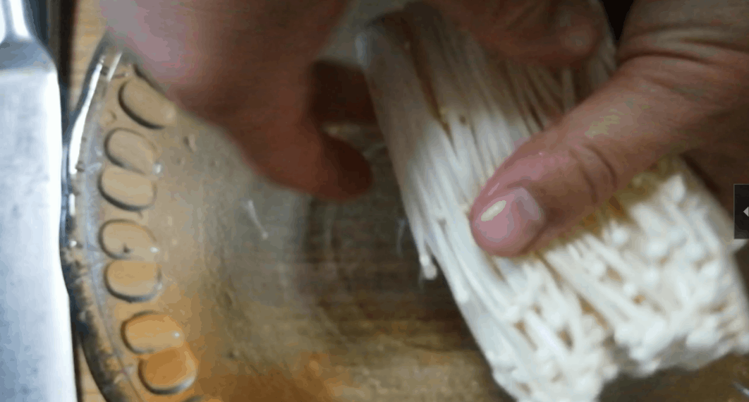 大饼放2天，又干又硬，扔了可惜，用这办法，秒变美味