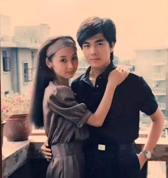 超级宝妈|父母年轻合影像“哥们儿”，孩子翻看不淡定，“要结拜兄弟吗？”