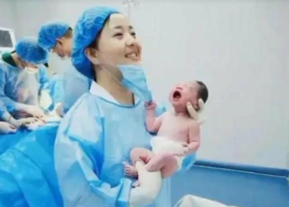 [超级宝妈]“暴躁宝宝”走红，一出生就瞪着医生，网友配的台词亮了