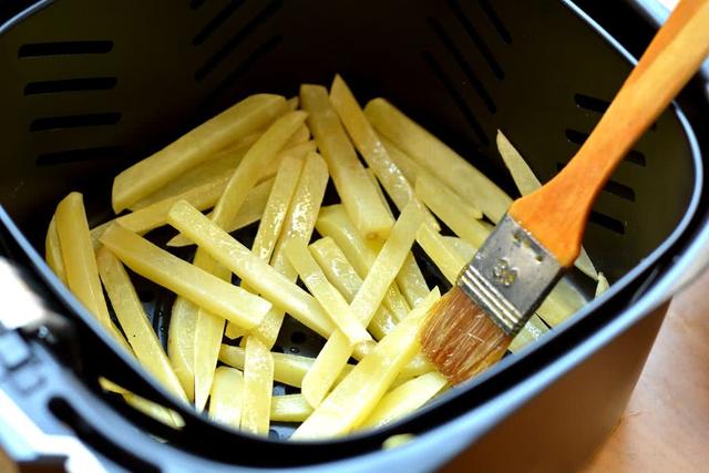 孩子爱吃炸薯条，自家在家不用油也能做，不油炸更健康