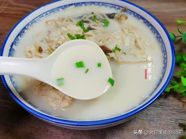 金针菇豆皮鱼头汤，食材普通，炖一炖上桌，汤汁奶白浓郁无腥味