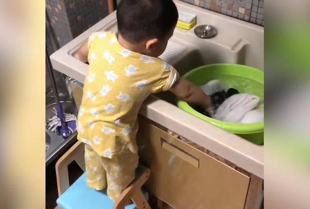 【你的育儿经】自己的事情自己做，2岁儿子在家洗衣服，网友：心酸又好笑