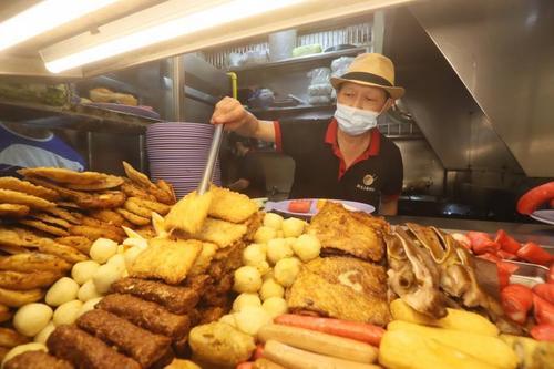 戏台下的古早味：新加坡华裔老字号虾饼飘香70载