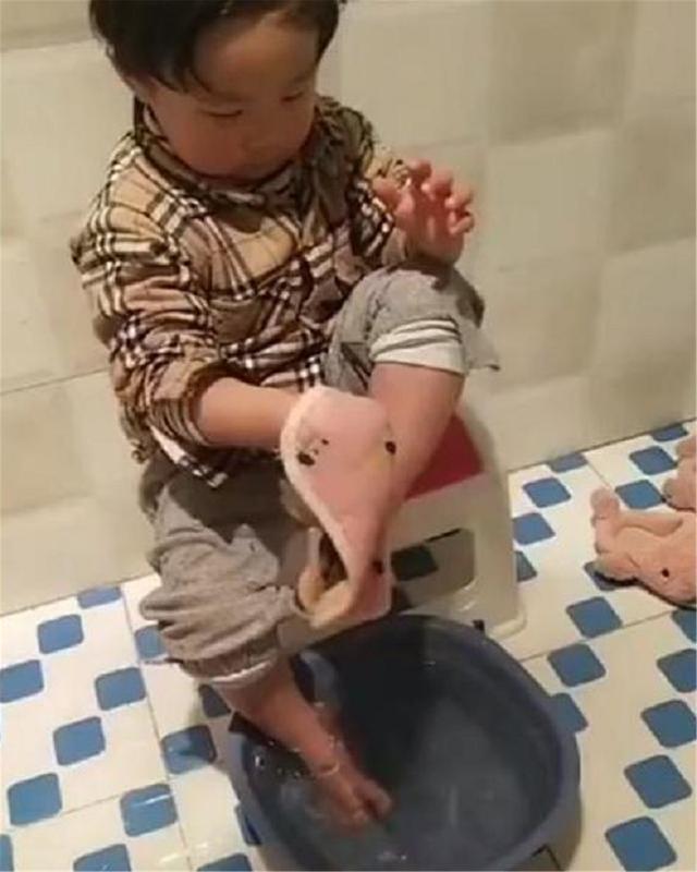你的育儿经■“糊涂宝宝”走红，乐此不疲擦脚半小时都没干，网友：耐心一百分