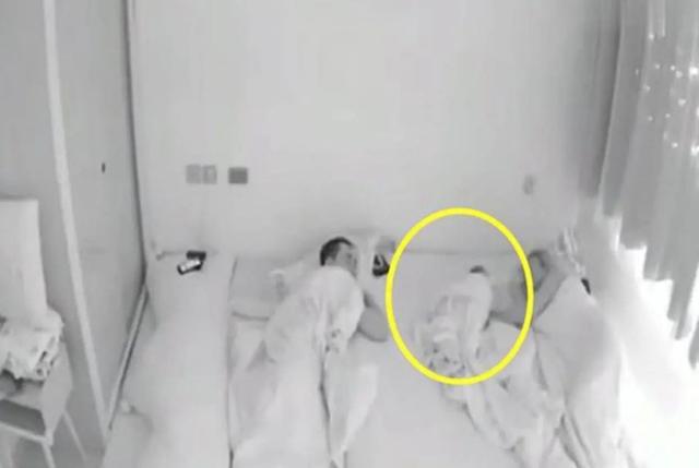 你的育儿经■“天使宝宝”自己喝奶，自己睡觉，网友：这上辈子拯救了银河系吧