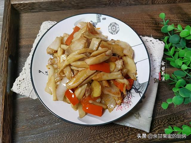 五花肉煸炒杏鲍菇，炒一炒就出锅，鲜香不腻又下饭