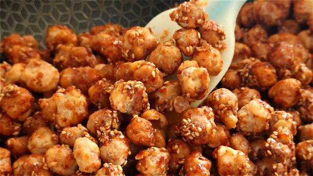 花生米加2个鸡蛋，没想到这么好吃，外酥里脆，当零食下酒都可以