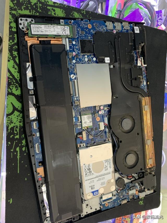 客户买8G内存给电脑升级，装上发现更卡了，找到原因不说话了