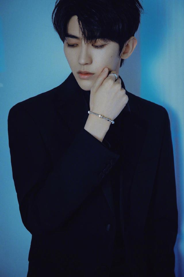 蔡徐坤身着黑色西装 帅气十足|环球网