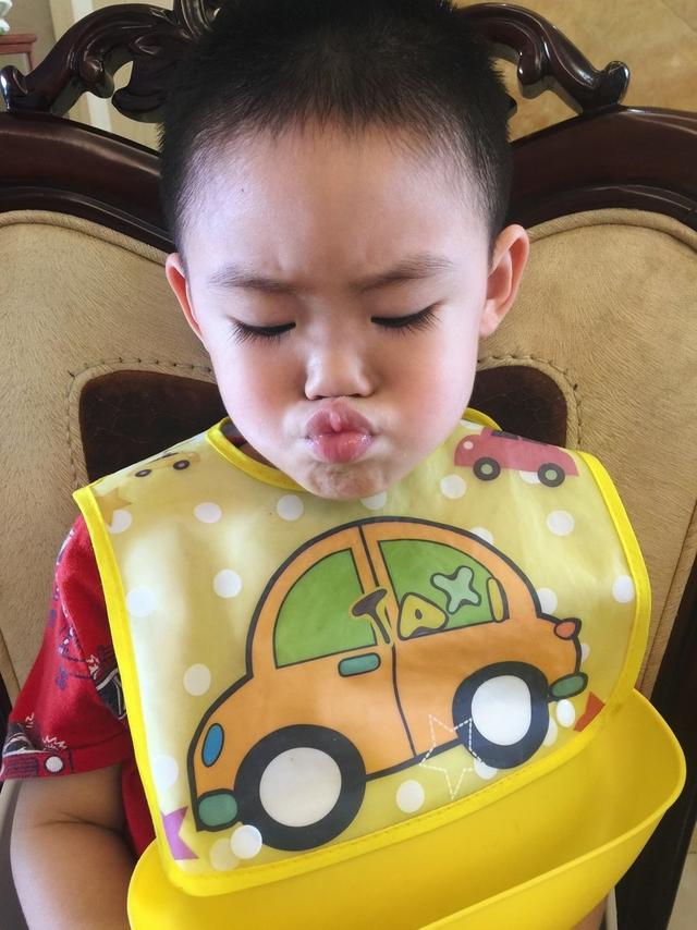 超级宝妈▲妈妈为鼓励孩子吃饭撒谎，孩子崩溃大哭：善意谎言却成了伤害
