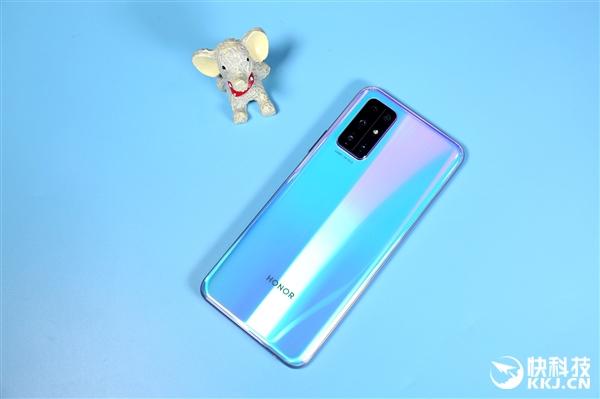 【环球网】首发麒麟820！荣耀30S开箱图赏：矩阵四摄亮眼