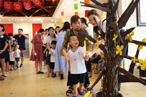 幼儿园互换礼物，孩子千元文具换回廉价贺卡，宝妈想要回却遭拒绝