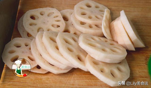 莲藕加一把花生，清脆爽口，开胃解腻，下饭下酒超赞，学会过年做