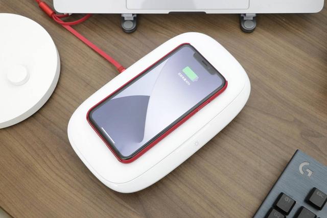 让iPhone12用着更放心，小伙入手神器：能充电，还能杀菌