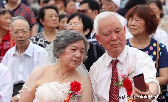 71岁父亲与小保姆喜得子，被5个女儿赶出家门，老年生育要谨慎