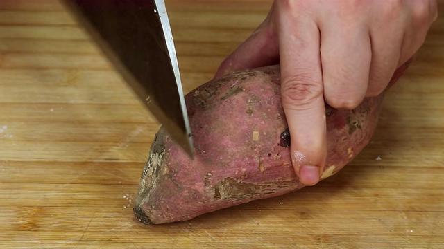 红薯最近火了，教你创意吃法，不烤不烙，用筷子一卷，太香了