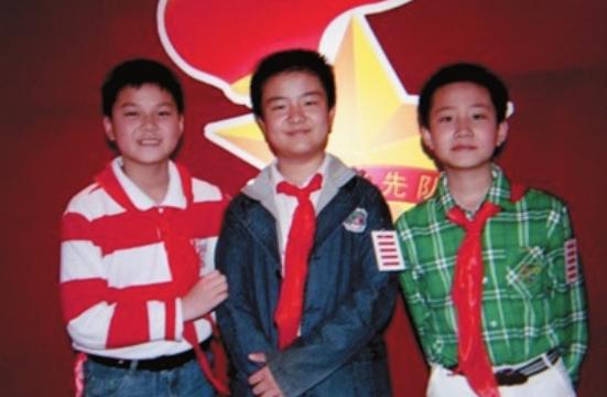 「你的育儿经」曾是名声大噪的“五道杠少年”，现在却埋没人海，网友：可惜了