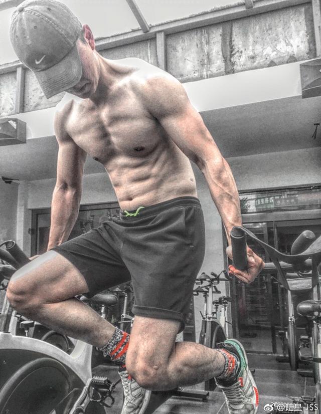 驸马李玮扮演者生活照曝光，不丑反而有点小帅，意外撞脸言承旭9号放映厅