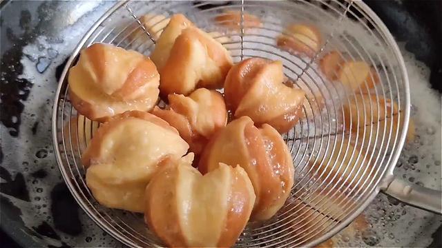 核桃酥这样做太好吃了，外面酥脆直掉渣，内里绵软又香甜，真过瘾