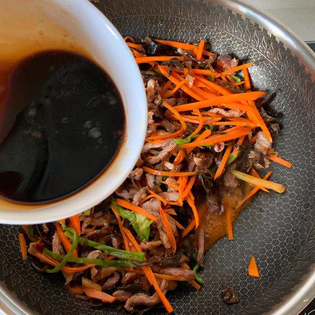 炒肉时，不能加3样调料，很多人爱加，难怪总粘锅，还没“肉味”