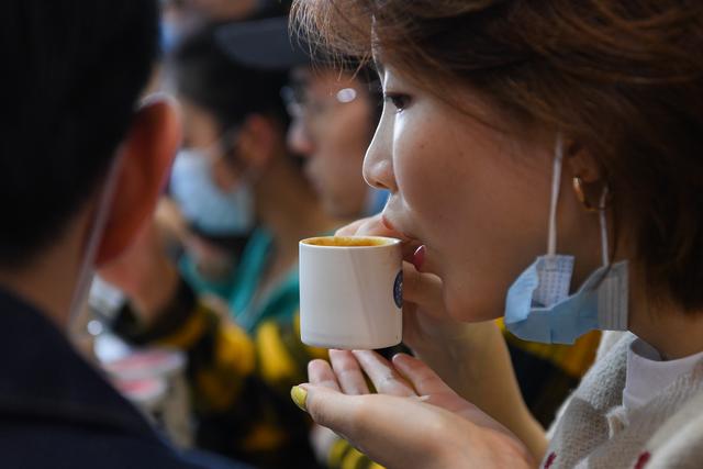 咖啡|遇见Coffee｜咖啡飘香国展中心，来看小姐姐用植物奶“拉花”
