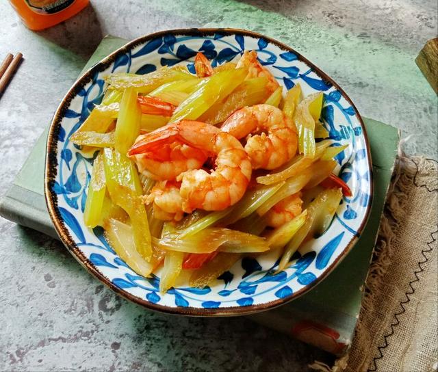 虾仁西芹，炒这种清淡菜的时候，牢记3点，做出来颜色鲜艳还鲜美