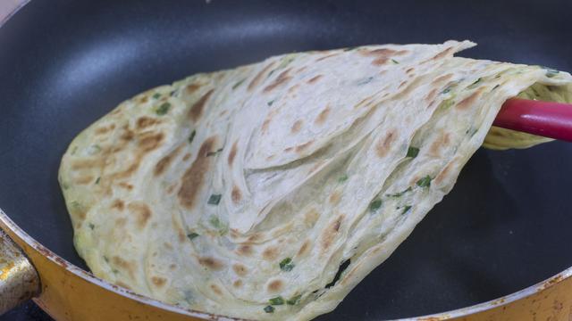 饼烙得像锅盔？教你个好方法，外酥里软、全是小薄层，凉了也不硬