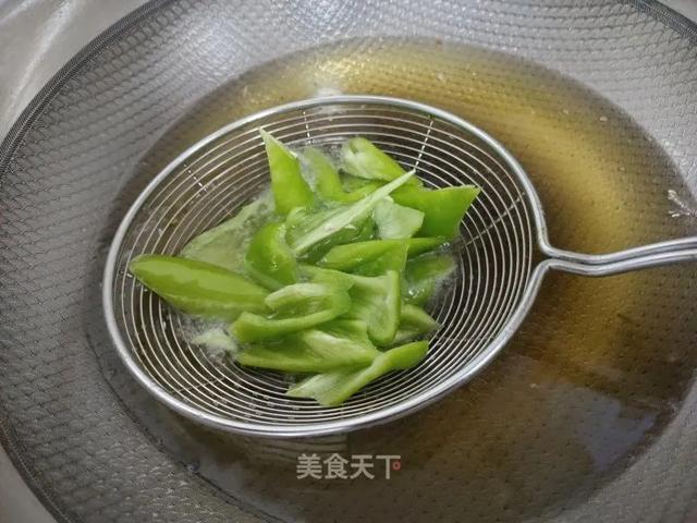 家常版地三鲜教程来了！茄子软糯，土豆粉面，蒜香浓郁超下饭